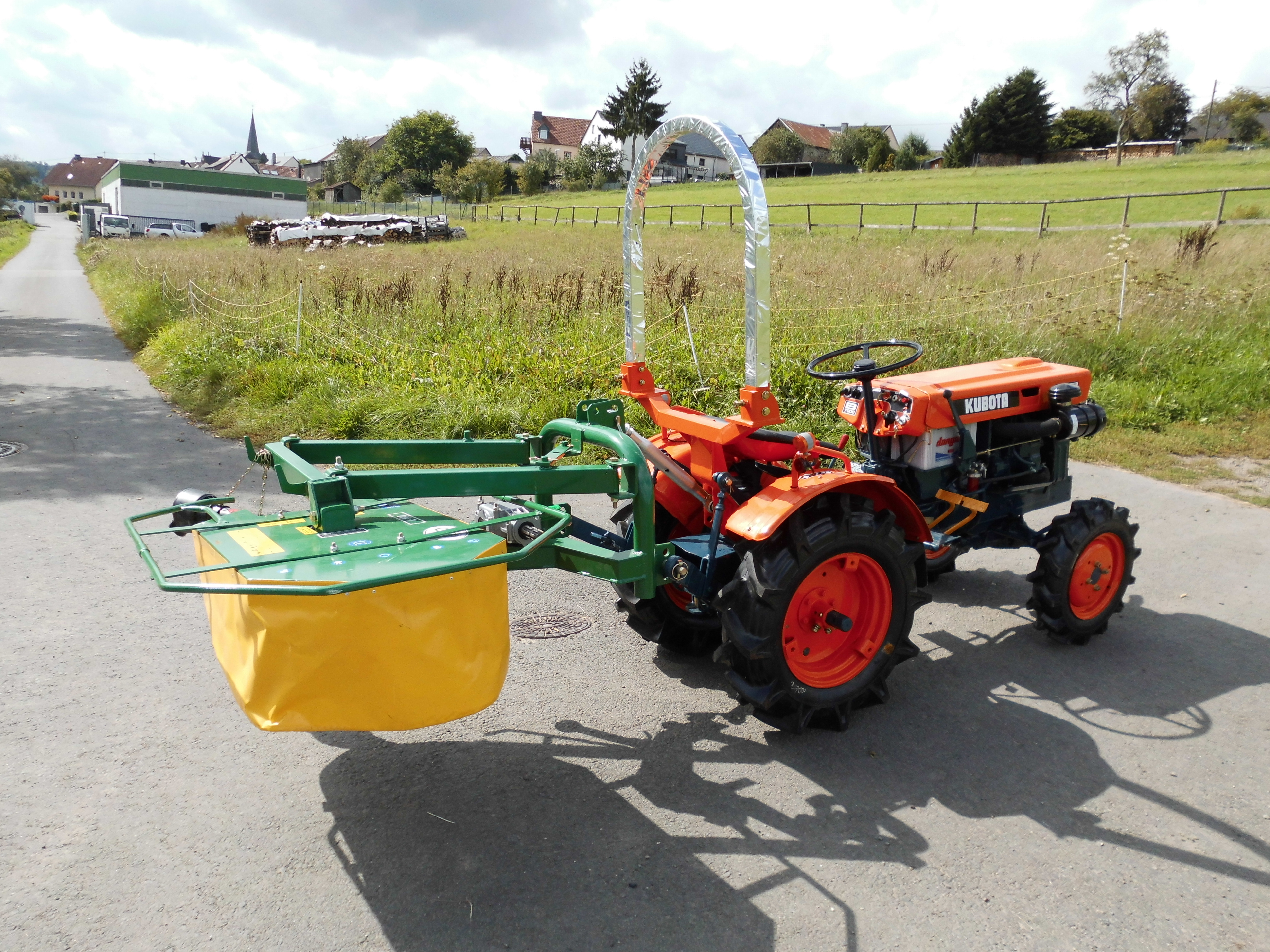 Kubota B7000 mit Allradantrieb und Kreiselmähwerk SB Forst