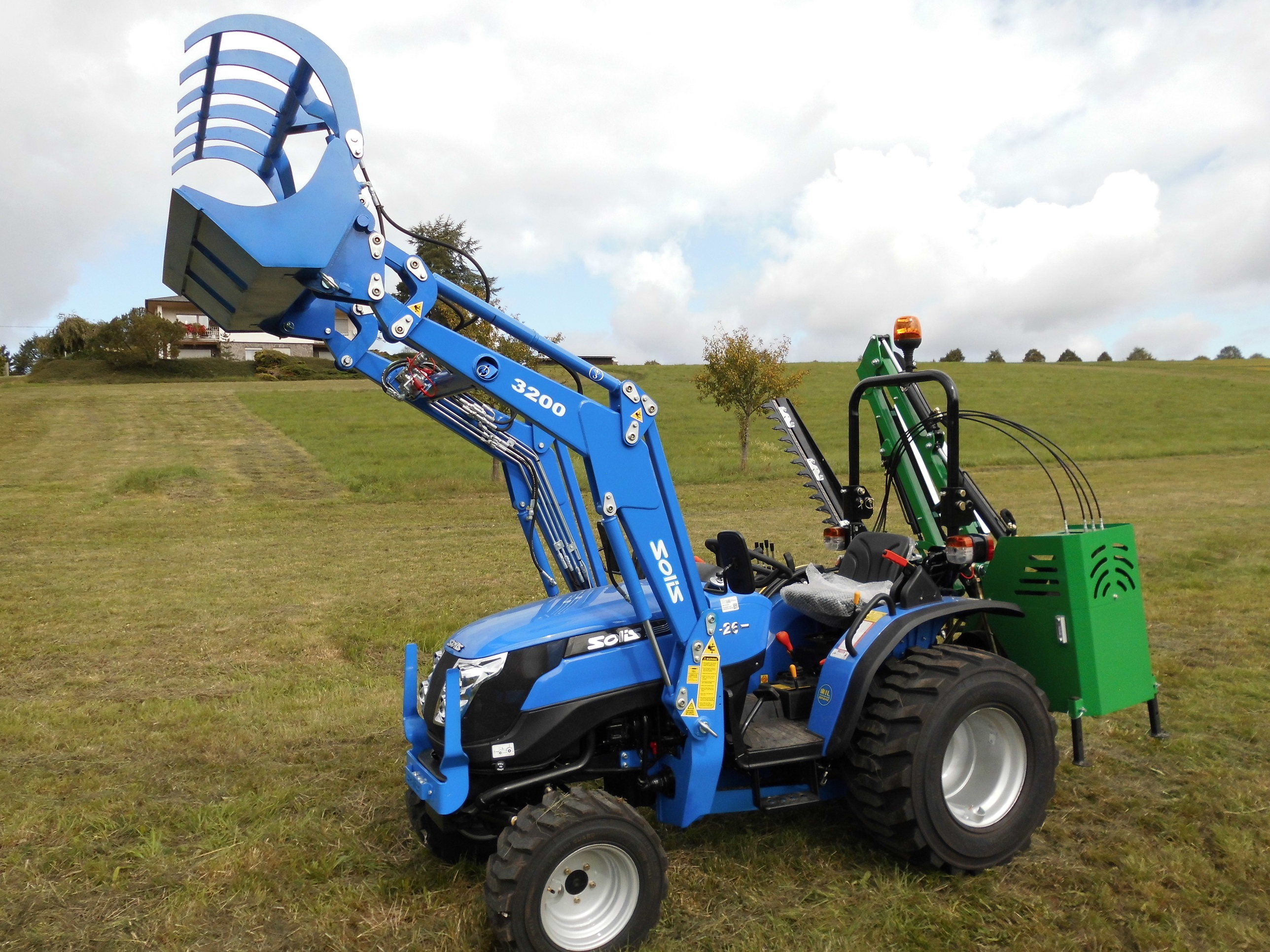 Kleintraktor Solis 26 mit Frontlader, AM Gerät und BBS 160 Heckenschere SB Forst